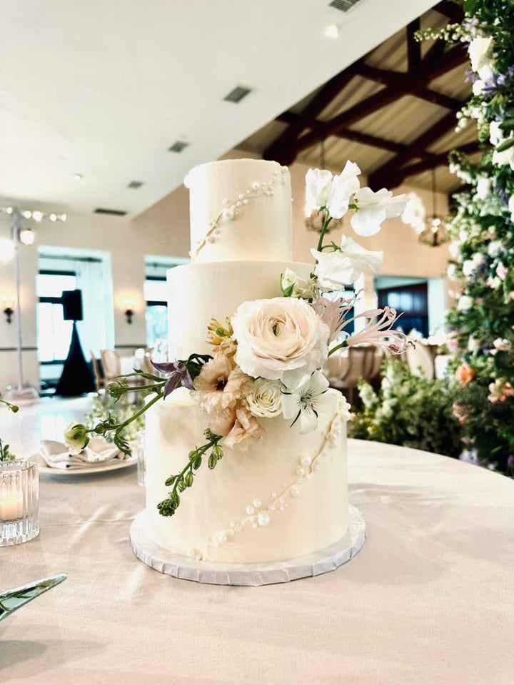 classy wedding cake with pearls / bel-air bay club