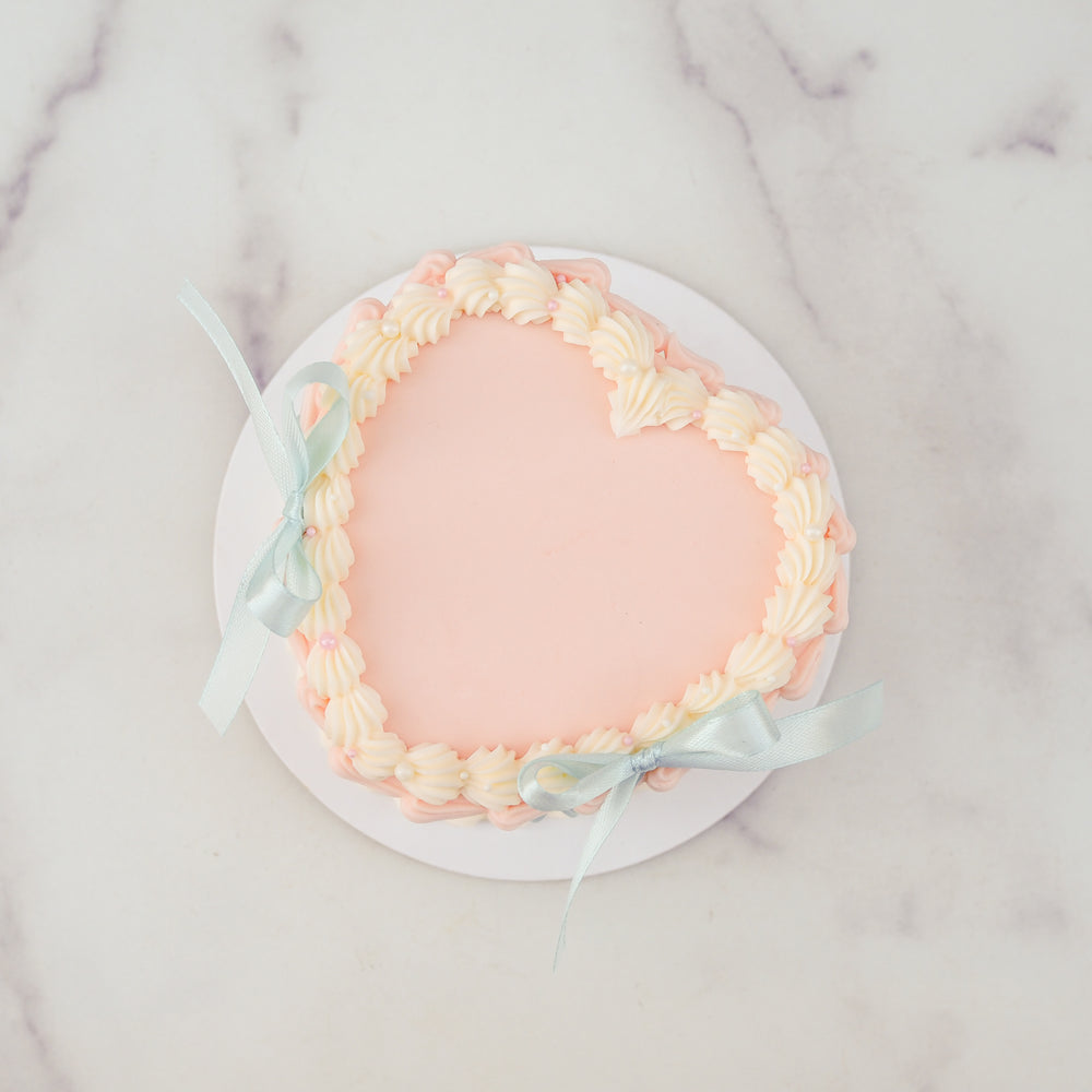 
                  
                    Load image into Gallery viewer, Cake Decorating Workshop: Mini Heart Vintage ♡
                  
                