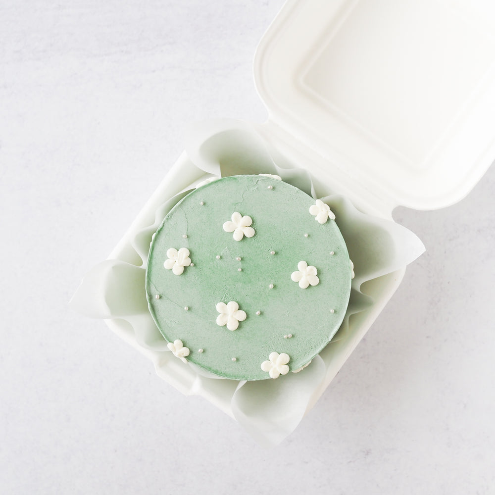 
                  
                    Load image into Gallery viewer, Mini Daisy Buttercream Cake
                  
                